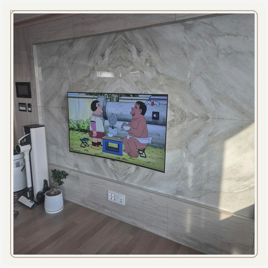 남현동 TV 주변 장비가 서로 간섭하지 않도록 자리를 나누는 과정