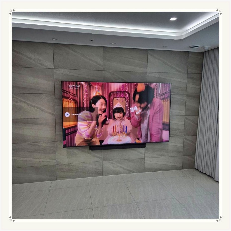 사당동 TV 주변 장비가 서로 간섭하지 않도록 자리를 나누는 과정