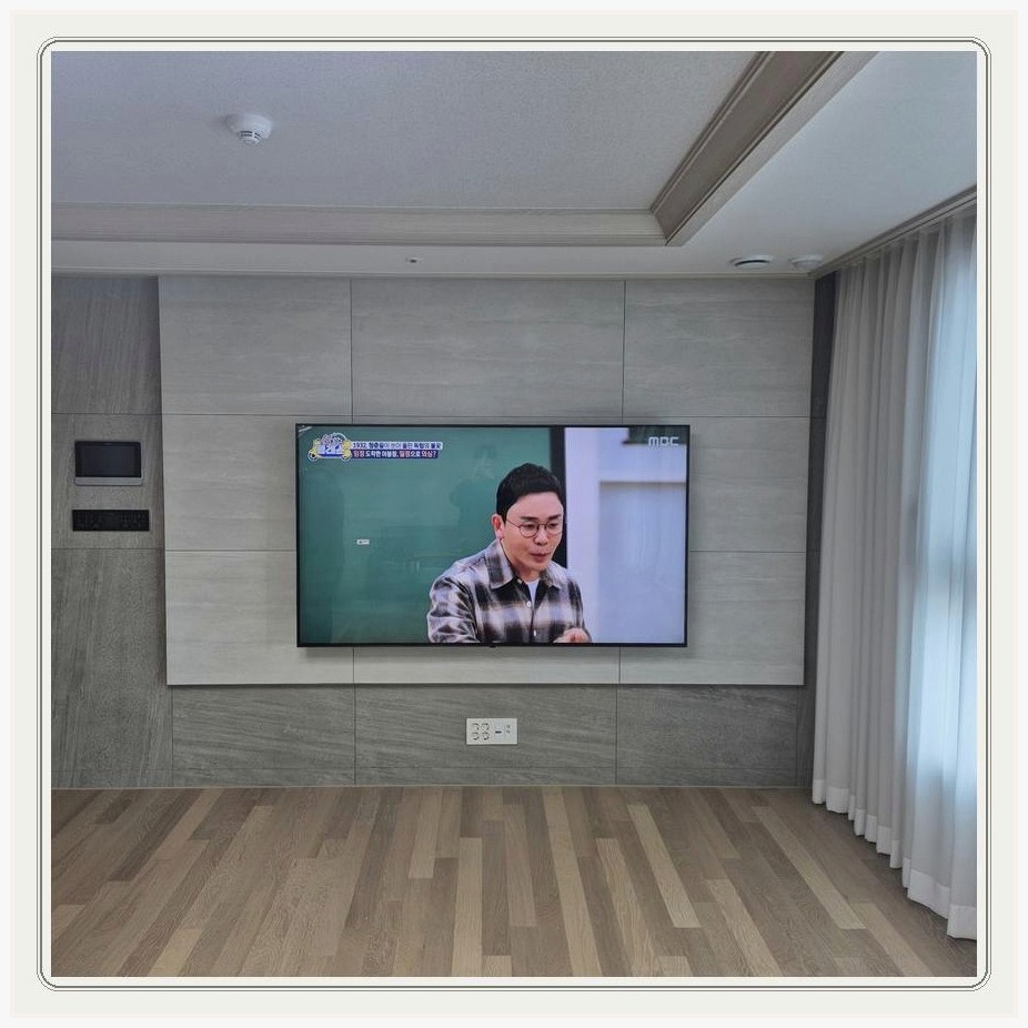 가락동 TV 주변 장비가 서로 간섭하지 않도록 자리를 나누는 과정