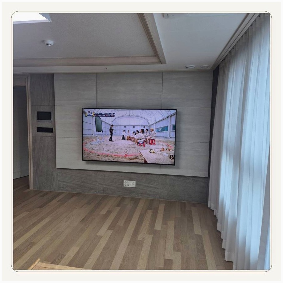 장지동 TV 주변 장비가 서로 간섭하지 않도록 자리를 나누는 과정