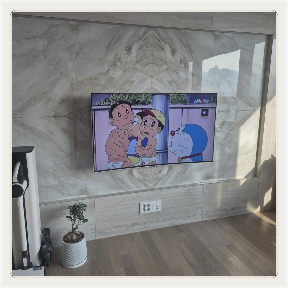 신도림동 TV 주변 장비가 서로 간섭하지 않도록 자리를 나누는 과정
