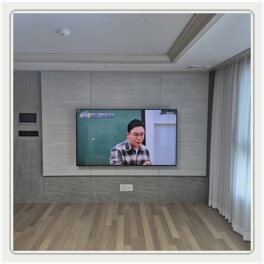 대학동 새 거실의 가구선과 벽면 비율에 맞춰 위치를 정하는 과정