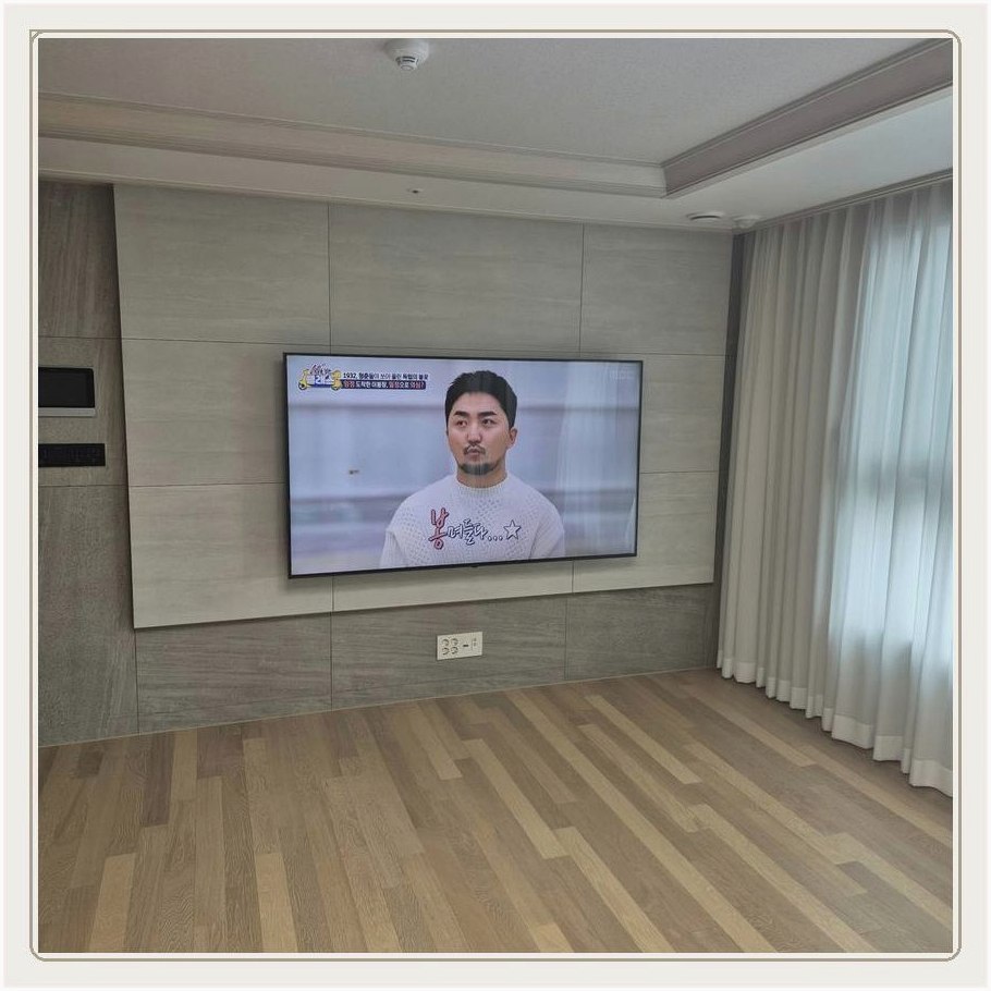 옥수동 TV 주변 장비가 서로 간섭하지 않도록 자리를 나누는 과정