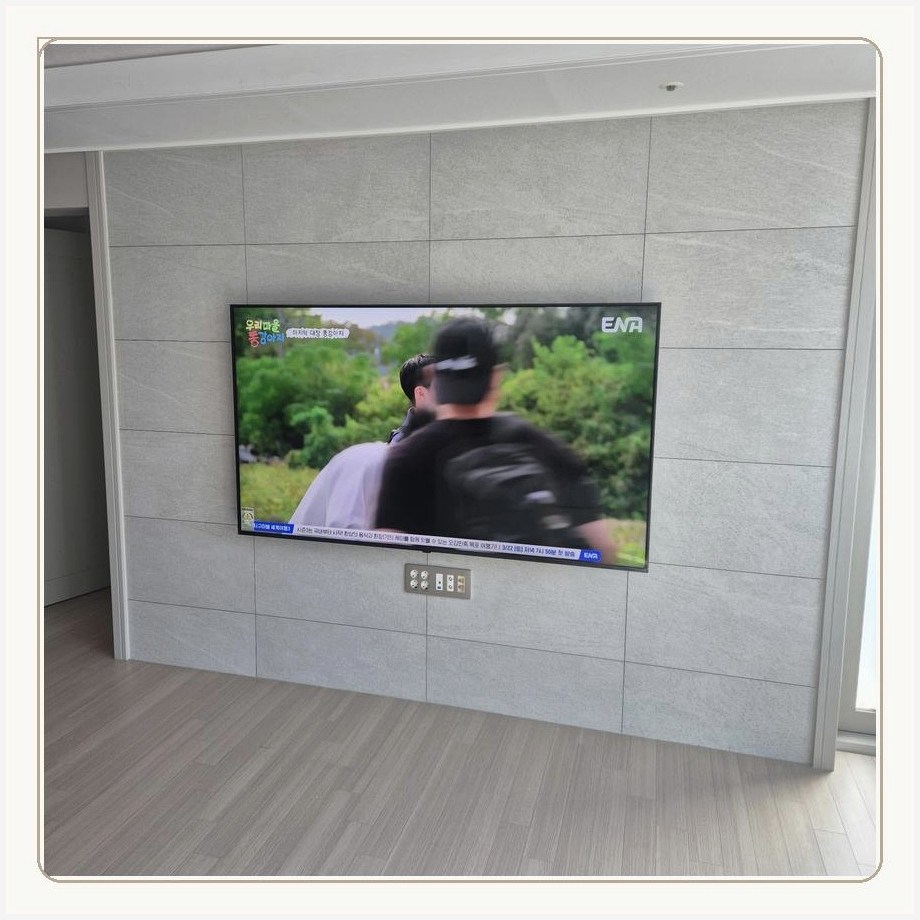 염리동 TV 주변 장비가 서로 간섭하지 않도록 자리를 나누는 과정