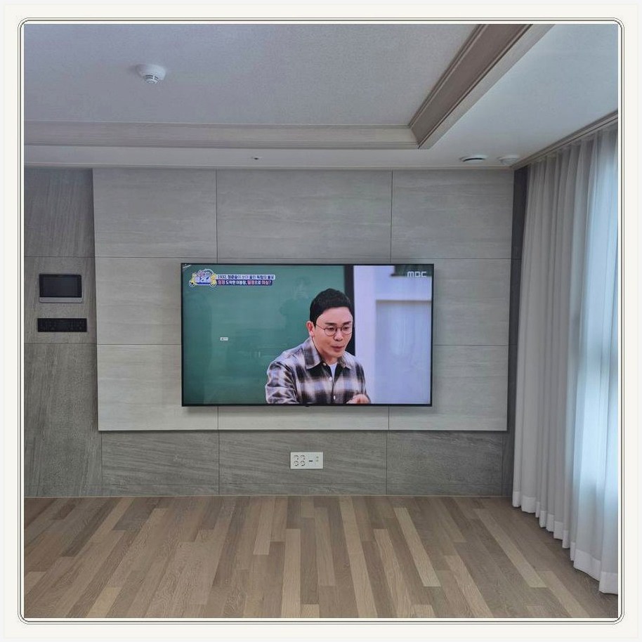 합정동 겉마감의 상태와 브라켓이 닿는 면을 따로 확인하는 과정