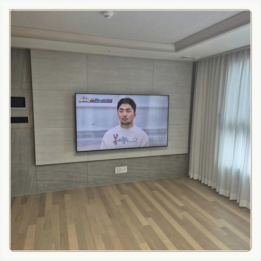 상암동 겉마감의 상태와 브라켓이 닿는 면을 따로 확인하는 과정