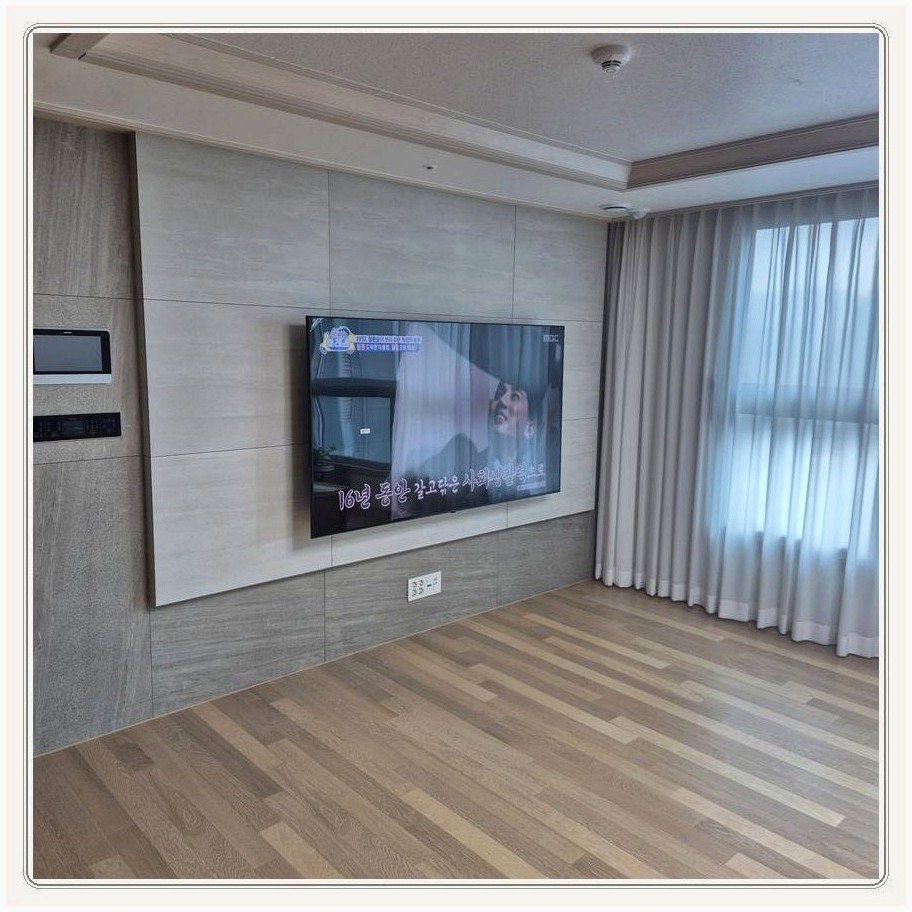 전농동 TV 주변 장비가 서로 간섭하지 않도록 자리를 나누는 과정