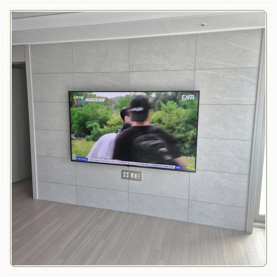 장안동 TV 주변 장비가 서로 간섭하지 않도록 자리를 나누는 과정