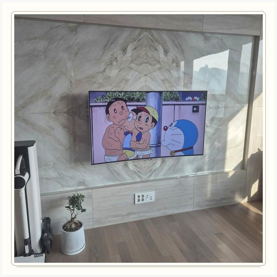우이동 TV 주변 장비가 서로 간섭하지 않도록 자리를 나누는 과정